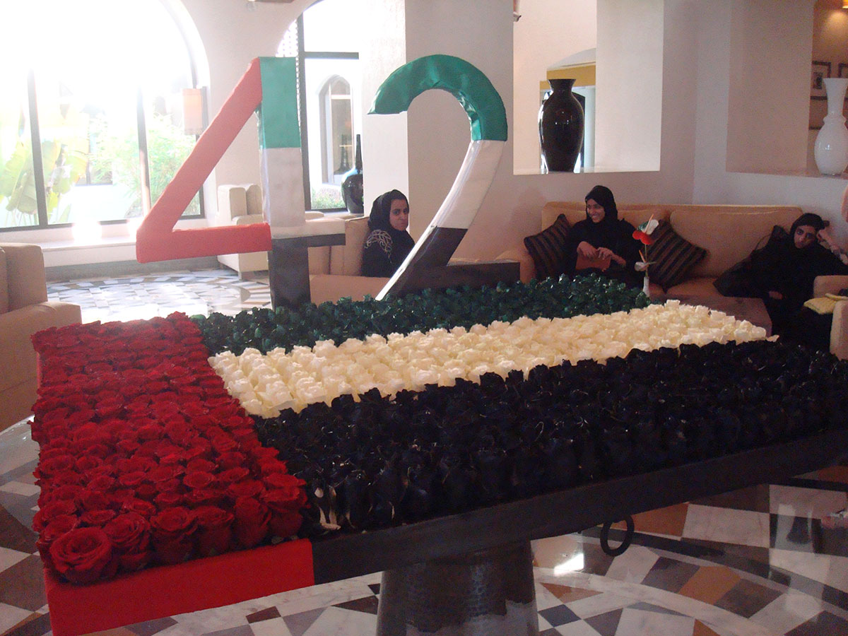 2 декабря 2013 г. был великий праздник - 42 года объединения Арабских Эмиратов. В отелях композиции из живых цветов 