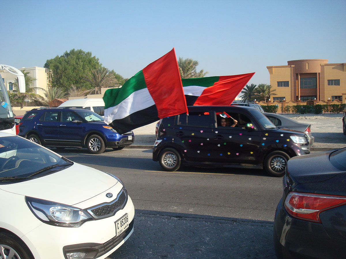 Праздничные гулянья в честь 42 годовщины образования ОАЭ. Машины украшены, народ отдыхал и веселился 